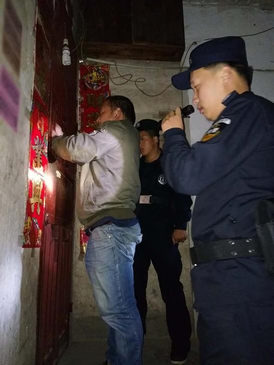 七台河粗心妈妈误将幼女锁家中 民警全城寻开锁师傅开门